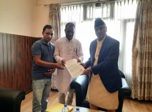 पुर्चौंडीका मेयर बमले बुझाए प्रधानमन्त्री देउवालाई ज्ञापन पत्र 